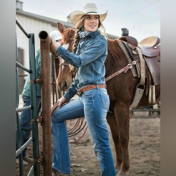 Get ready to Rodeo! Wrangler women’s premium jeans - Picture 3 of 7